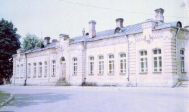 Augustów, widok budynku dworcowego od strony podjazdu, około 1970. Fot....